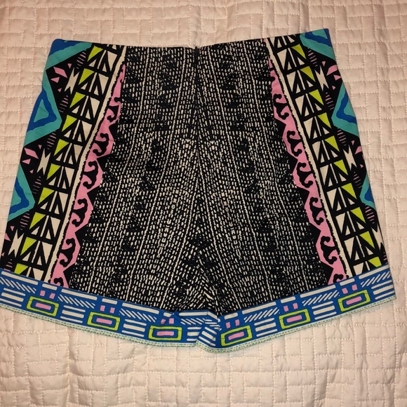Cute high waisted patterned shorts Very flattering - Picture 2 of 3